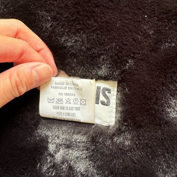 Apparis BRADY BLANKET, 32 x 44, Black - Picture 4 of 5